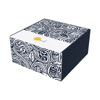 Medium mailer box in white corrugated board with full-color graphics