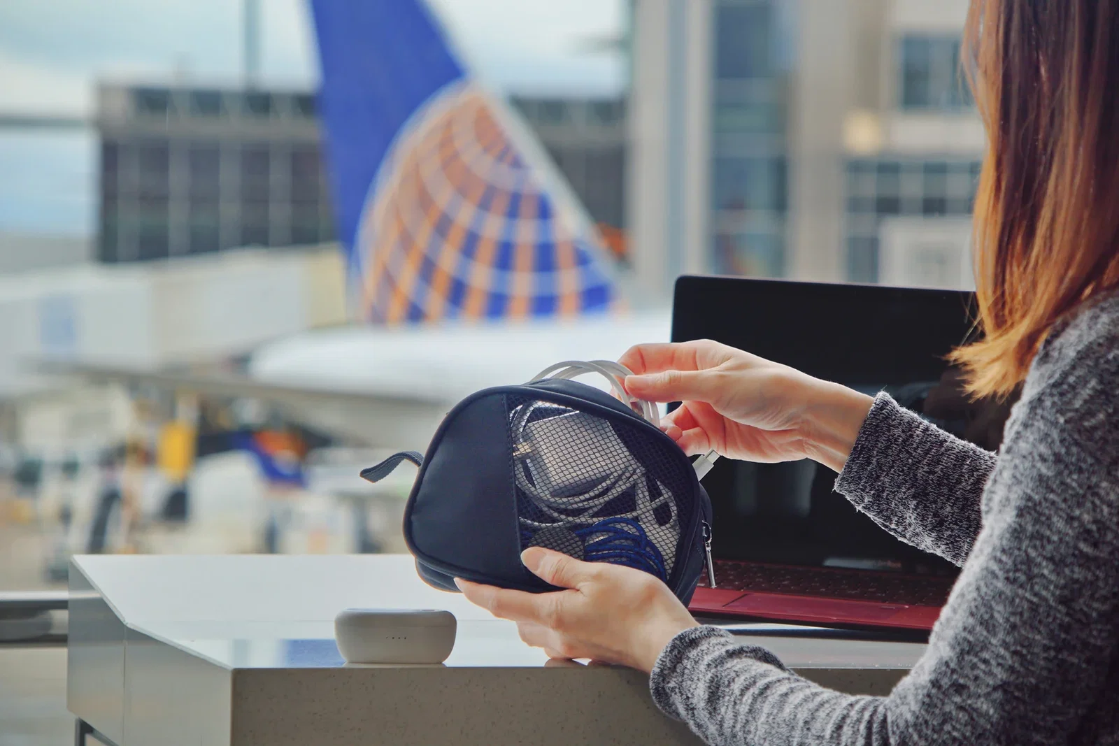 AeroLoft Mesh-Panel Tech Organizer Pouch in use