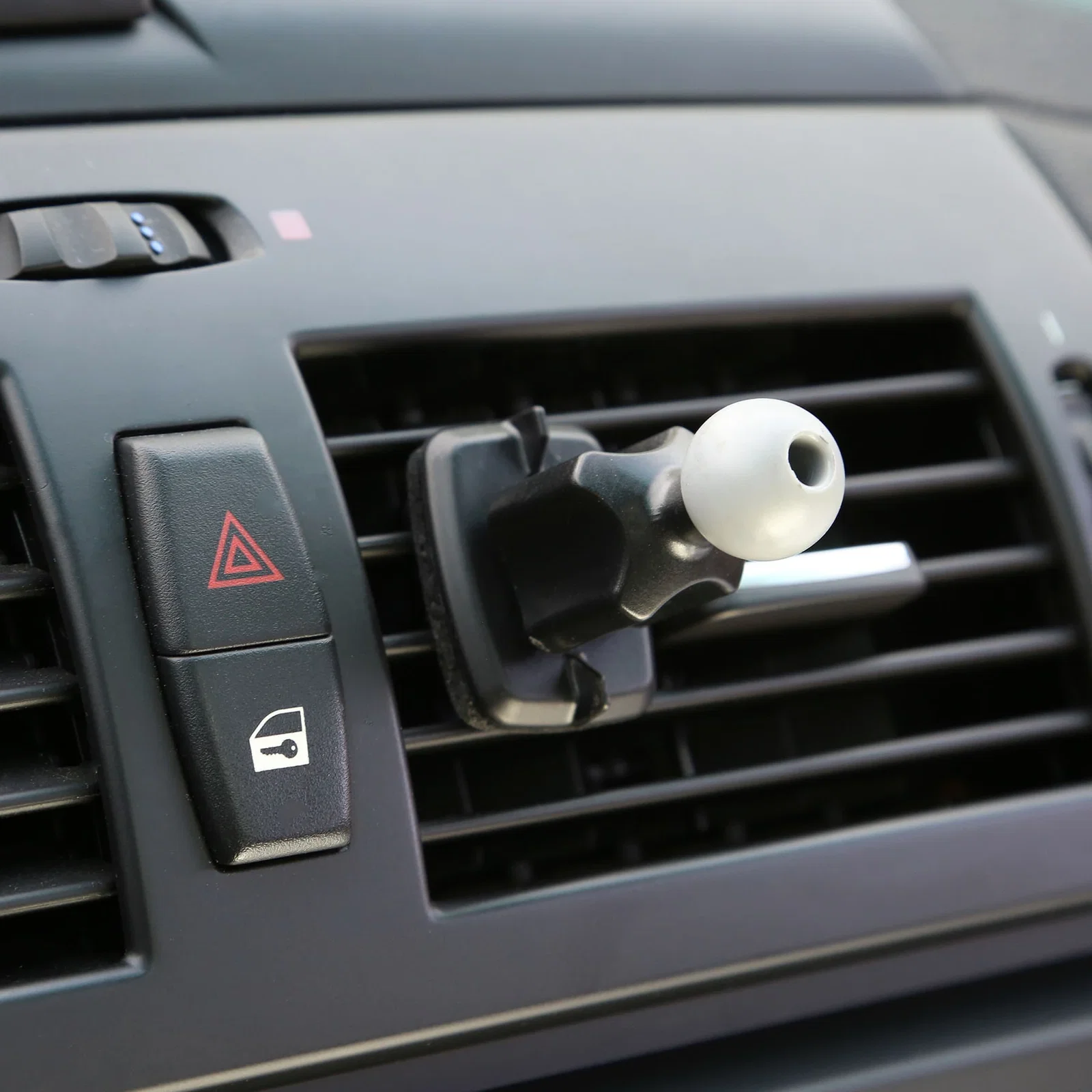 Airhug Wireless Charging Car Dock — view 4