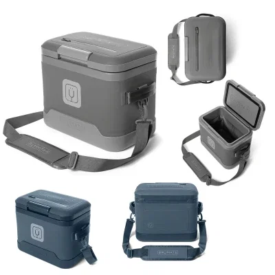 Adjustable shoulder strap running across the graphite bag