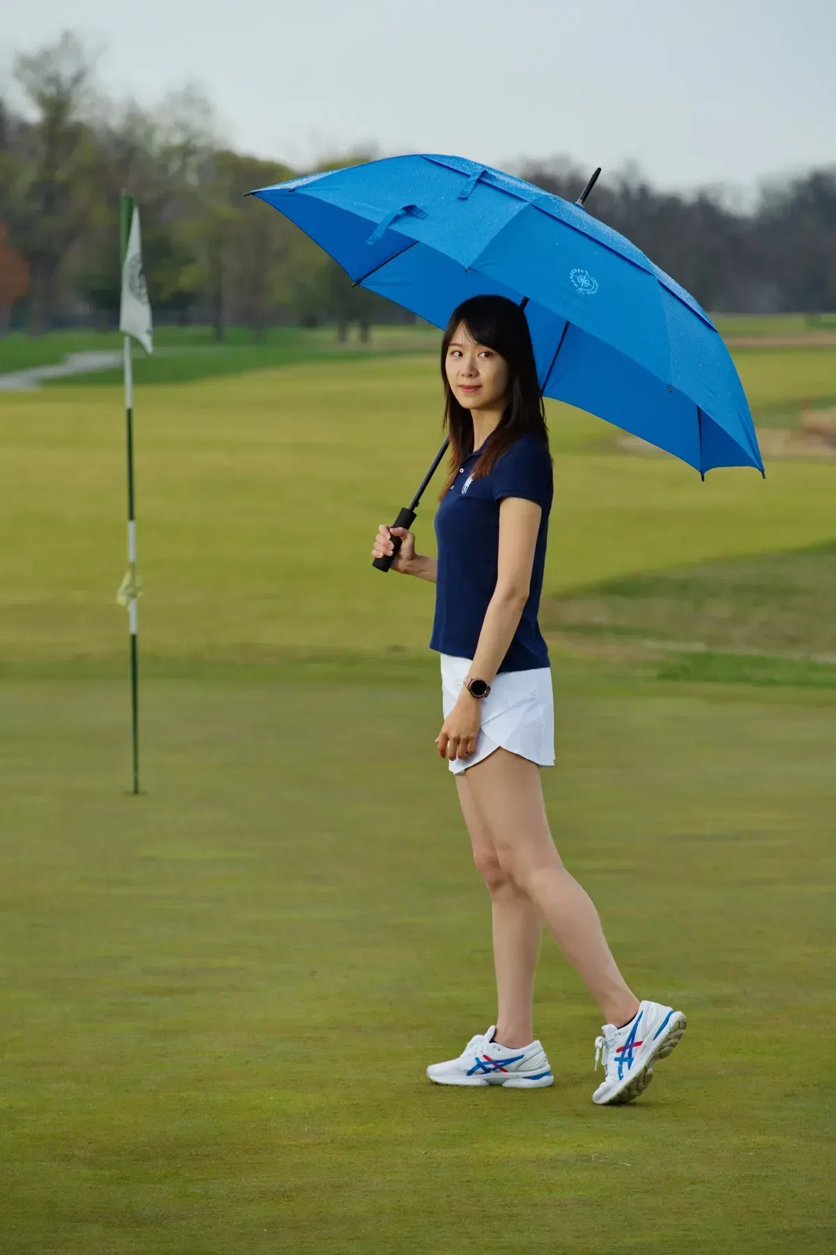 Cheshire Vented Auto-Open Golf Umbrella held in hand