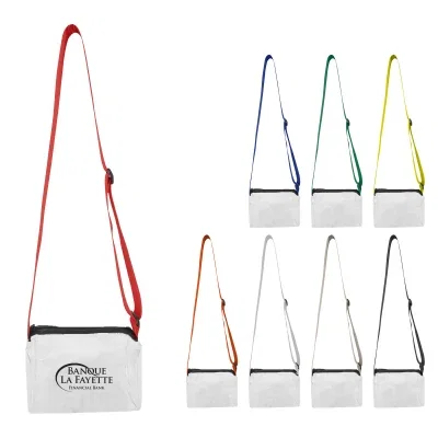 Front zipper closure on the small transparent purse