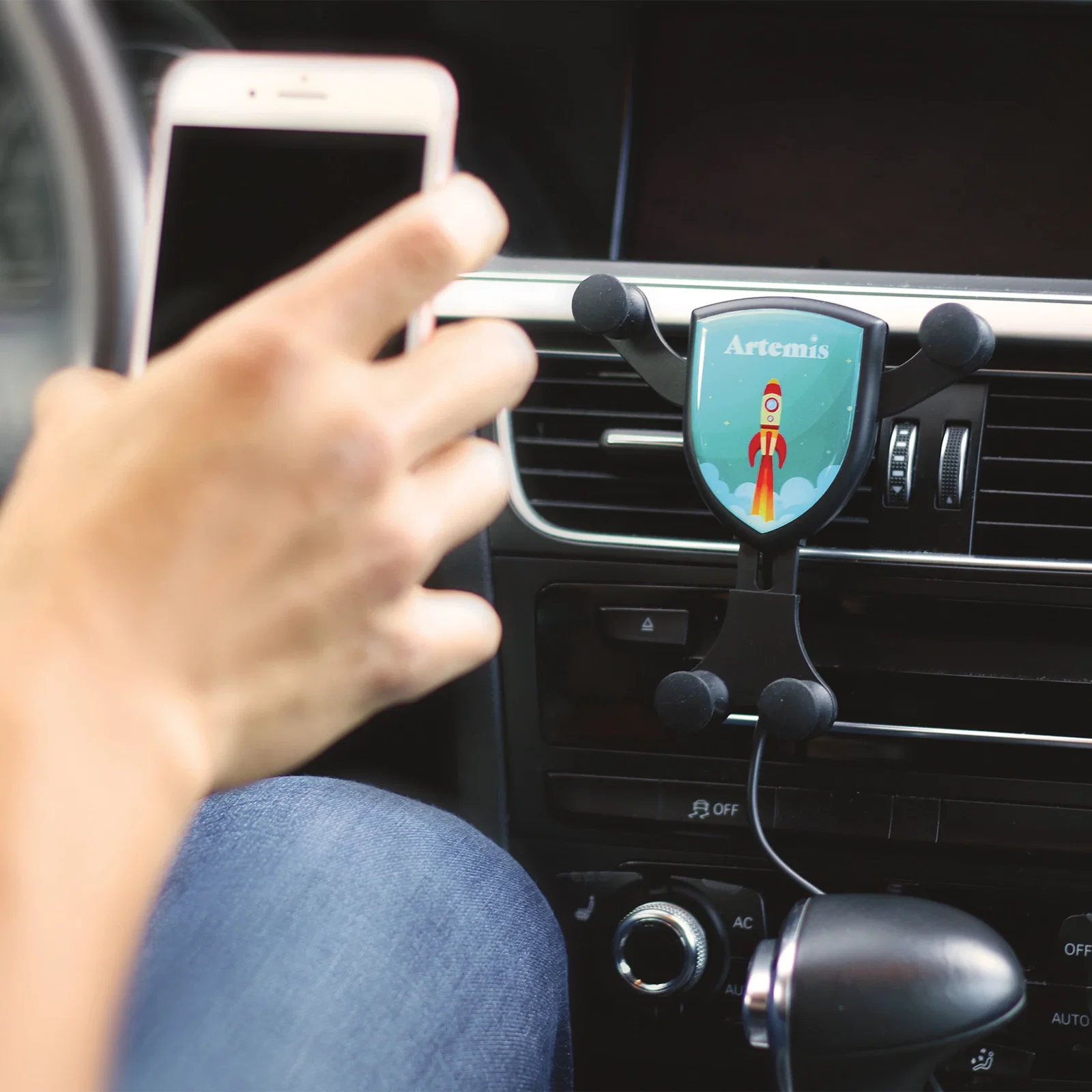 Gravitis Wireless Car Charger in use