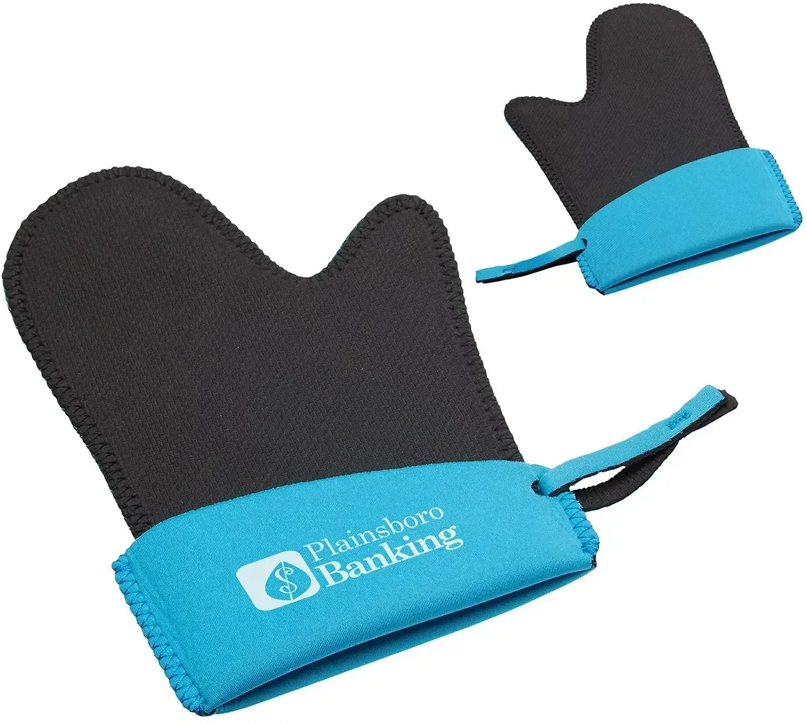 Custom logo Grip-It neoprene oven mitt, close-up of imprint area