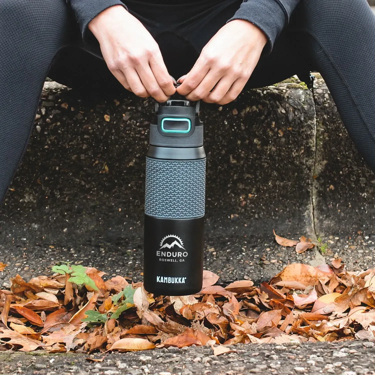 Kambukka Elton Insulated 750ml held in hand