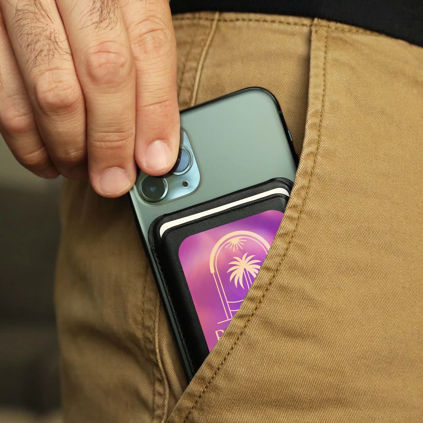 Lean2 Magnetic Wallet in use