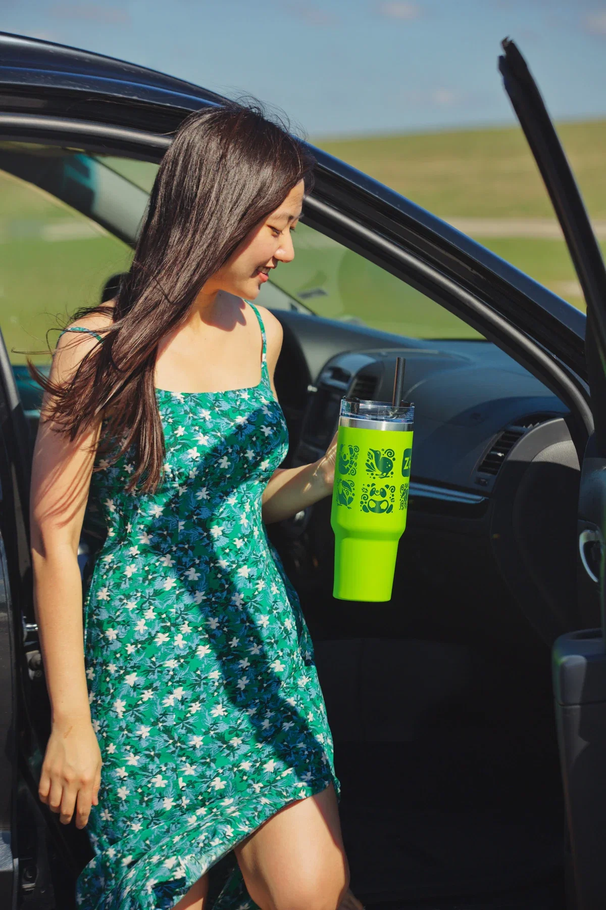 Maxim 40 oz Vacuum Insulated Travel Mug held in hand
