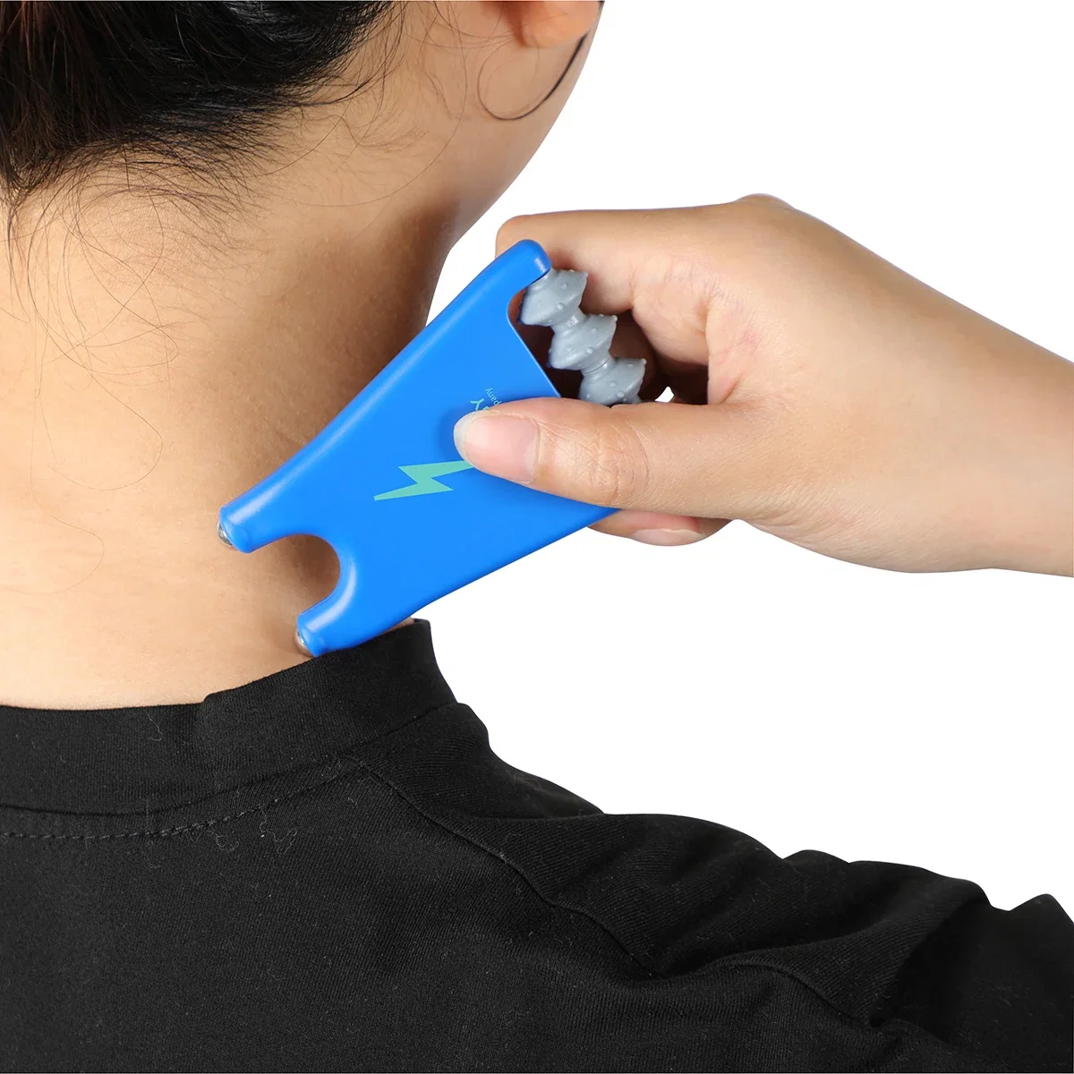Rigger 2-in-1 Roller & Massager in use