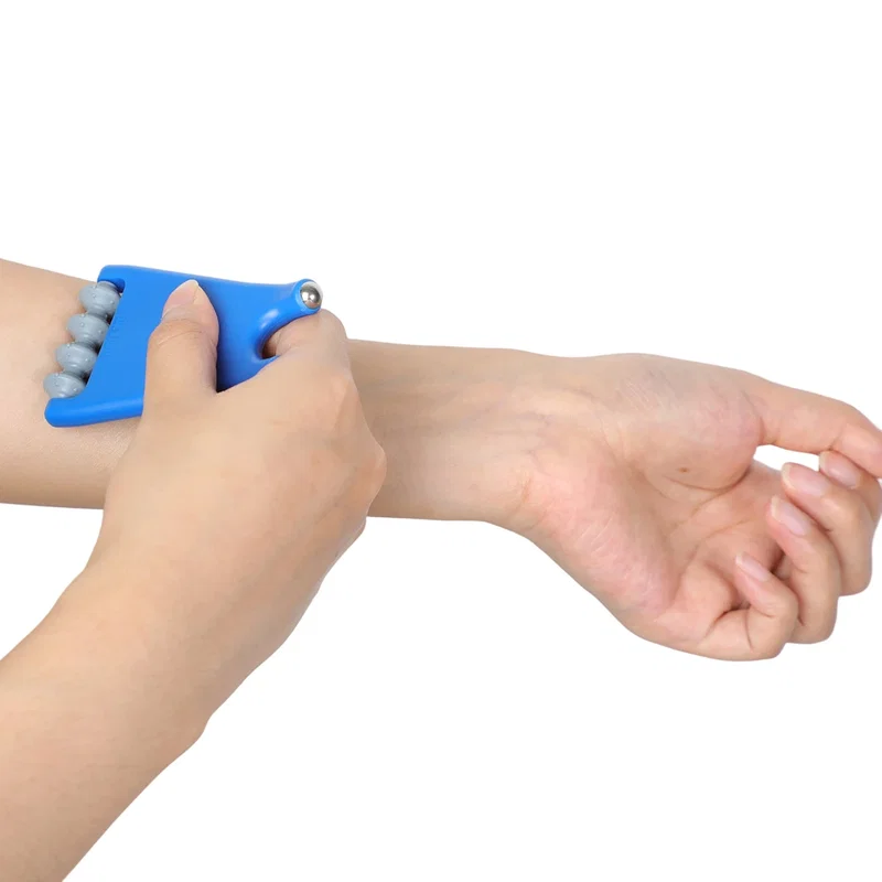 Close-up of the Rigger 2-in-1 Roller & Massager's handle grip