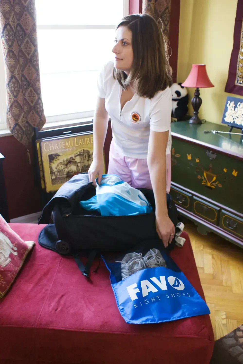 Solelo Vented Drawstring Shoe Bag in use