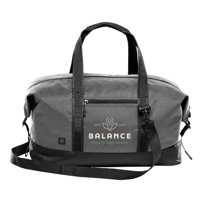 Detachable shoulder strap resting across the top of the duffel