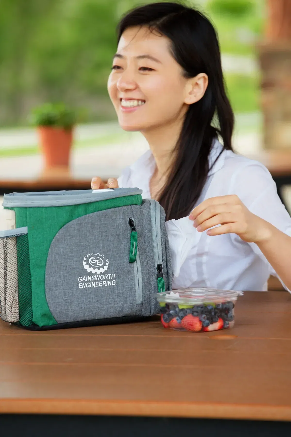 Summit Napkin-Dispenser Cooler Bag in use