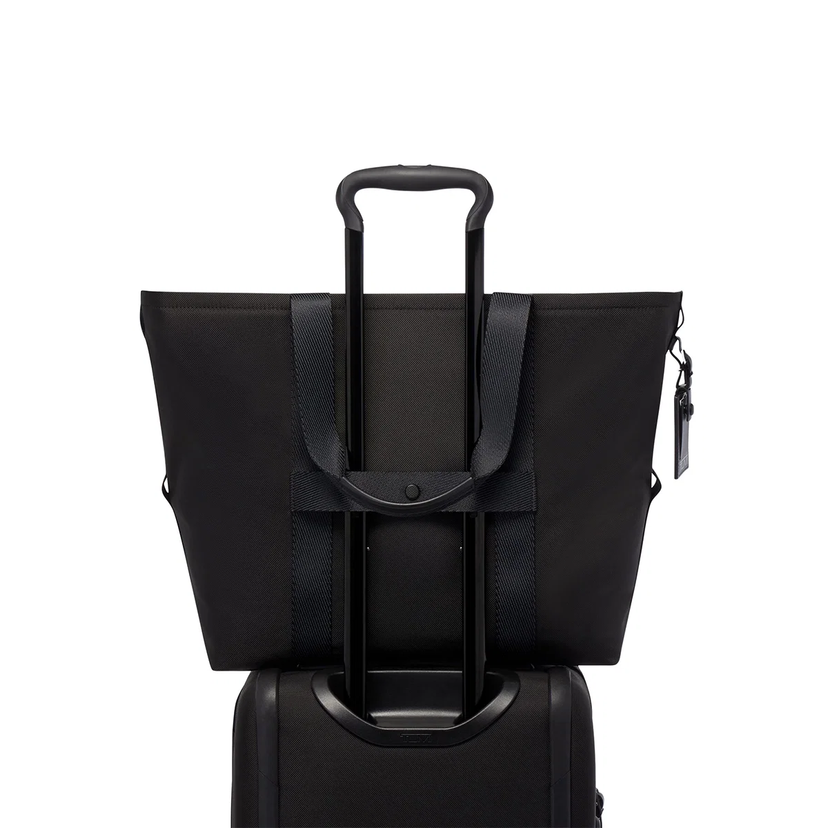 Roomy interior opening of the medium sport bag
